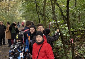 Uczniowie klasy 7b uczestniczący w uroczystościach na Brusie.