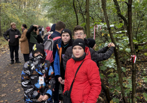 Uczniowie klasy 7b uczestniczący w uroczystościach na Brusie.