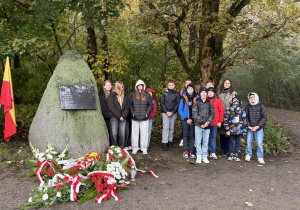 Uczniowie klasy 7b uczestniczący w uroczystościach na Brusie.