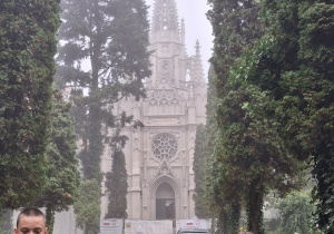 Uczniowie klasy 8b na Cmentarzu Starym.