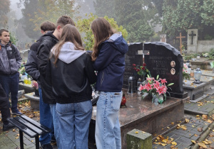 Uczniowie klasy 8b na Cmentarzu Starym.