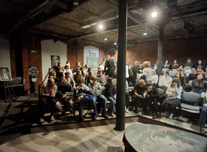 Uczniowie klas 8a i 8b w Teatrze Małym.