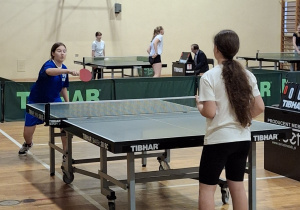 Dziewczęta rywalizujące w Mistrzostwach Łodzi w tenisie stołowym.