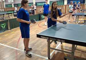 Dziewczęta rywalizujące w Mistrzostwach Łodzi w tenisie stołowym.