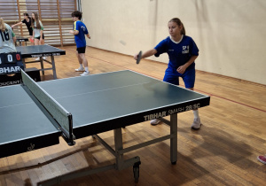 Dziewczęta rywalizujące w Mistrzostwach Łodzi w tenisie stołowym.