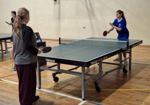Dziewczęta rywalizujące w Mistrzostwach Łodzi w tenisie stołowym.
