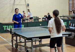 Dziewczęta rywalizujące w Mistrzostwach Łodzi w tenisie stołowym.