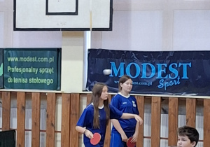 Dziewczęta rywalizujące w Mistrzostwach Łodzi w tenisie stołowym.