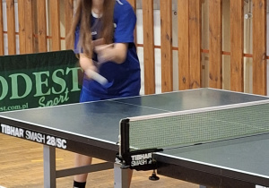Dziewczęta rywalizujące w Mistrzostwach Łodzi w tenisie stołowym.