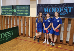 Dziewczęta rywalizujące w Mistrzostwach Łodzi w tenisie stołowym.