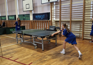 Dziewczęta rywalizujące w Mistrzostwach Łodzi w tenisie stołowym.