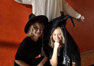 Zabawa uczniów w klimacie jesiennym.