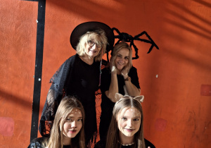 Zabawa uczniów w klimacie jesiennym.