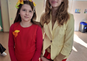 Zabawa uczniów w klimacie jesiennym.