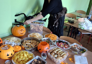 Zabawa uczniów w klimacie jesiennym.