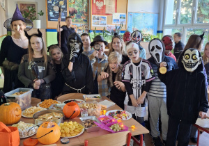 Zabawa uczniów w klimacie jesiennym.