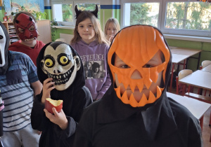 Zabawa uczniów w klimacie jesiennym.