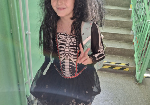 Zabawa uczniów w klimacie jesiennym.