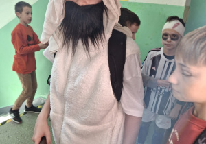 Zabawa uczniów w klimacie jesiennym.