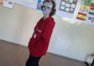 Zabawa uczniów w klimacie jesiennym.