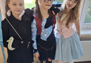 Zabawa uczniów w klimacie jesiennym.