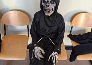 Zabawa uczniów w klimacie jesiennym.