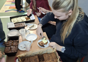 Zabawa uczniów w klimacie jesiennym.