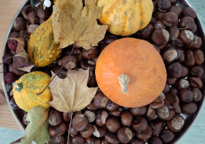 Zabawa uczniów w klimacie jesiennym.