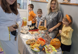 Zabawa uczniów w klimacie jesiennym.