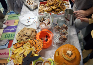 Zabawa uczniów w klimacie jesiennym.