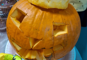 Zabawa uczniów w klimacie jesiennym.