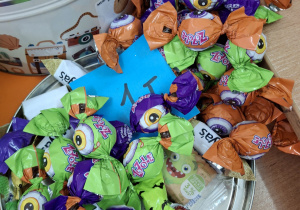 Zabawa uczniów w klimacie jesiennym.