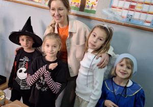 Zabawa uczniów w klimacie jesiennym.