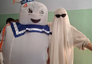 Zabawa uczniów w klimacie jesiennym.