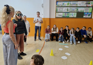 Uczniowie uczestniczący w warsztatach "Dostępność bez ściemy".