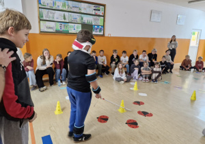 Uczniowie uczestniczący w warsztatach "Dostępność bez ściemy".
