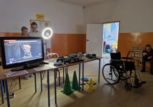 Uczniowie uczestniczący w warsztatach "Dostępność bez ściemy".