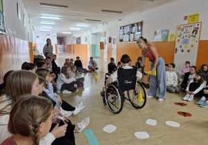 Uczniowie uczestniczący w warsztatach "Dostępność bez ściemy".