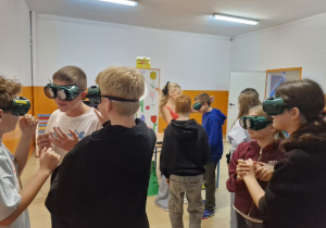 Uczniowie uczestniczący w warsztatach "Dostępność bez ściemy".