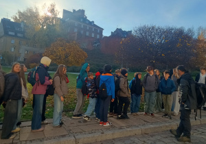 Uczniowie klas siódmych na wycieczce w Warszawie.