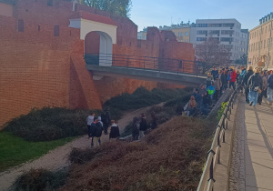 Uczniowie klas siódmych na wycieczce w Warszawie.