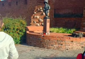 Uczniowie klas siódmych na wycieczce w Warszawie.