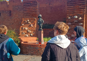 Uczniowie klas siódmych na wycieczce w Warszawie.