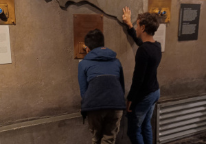 Uczniowie klas siódmych na wycieczce w Warszawie.