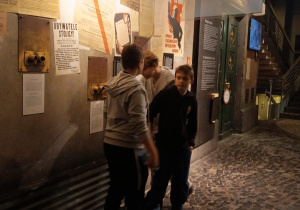 Uczniowie klas siódmych na wycieczce w Warszawie.