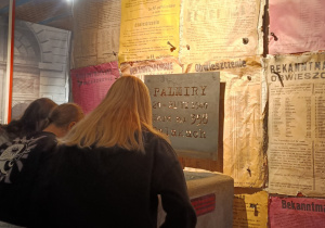 Uczniowie klas siódmych na wycieczce w Warszawie.