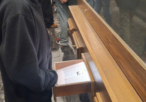 Uczniowie klas siódmych na wycieczce w Warszawie.