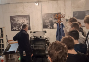 Uczniowie klas siódmych na wycieczce w Warszawie.