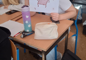 Uczniowie bawiący się łamańcami językowymi.