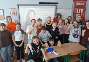 Uczniowie bawiący się łamańcami językowymi.